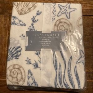 Legacy & Main luxury throw